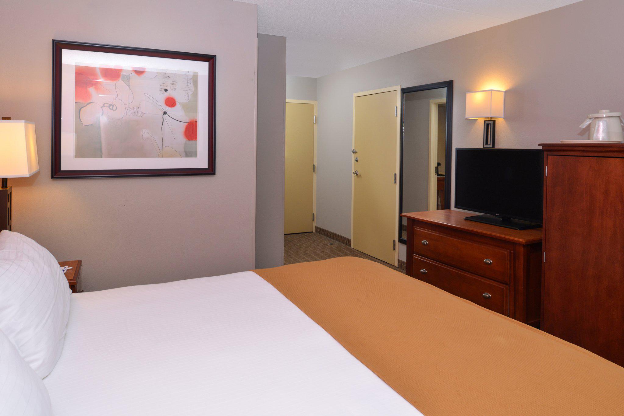 Holiday Inn Express Crestwood Photo