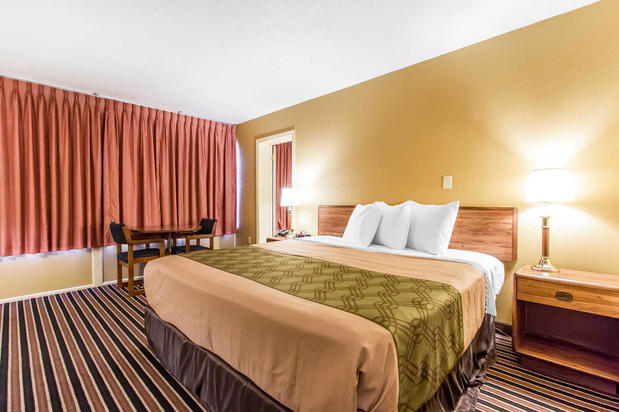 Images Econo Lodge Inn & Suites