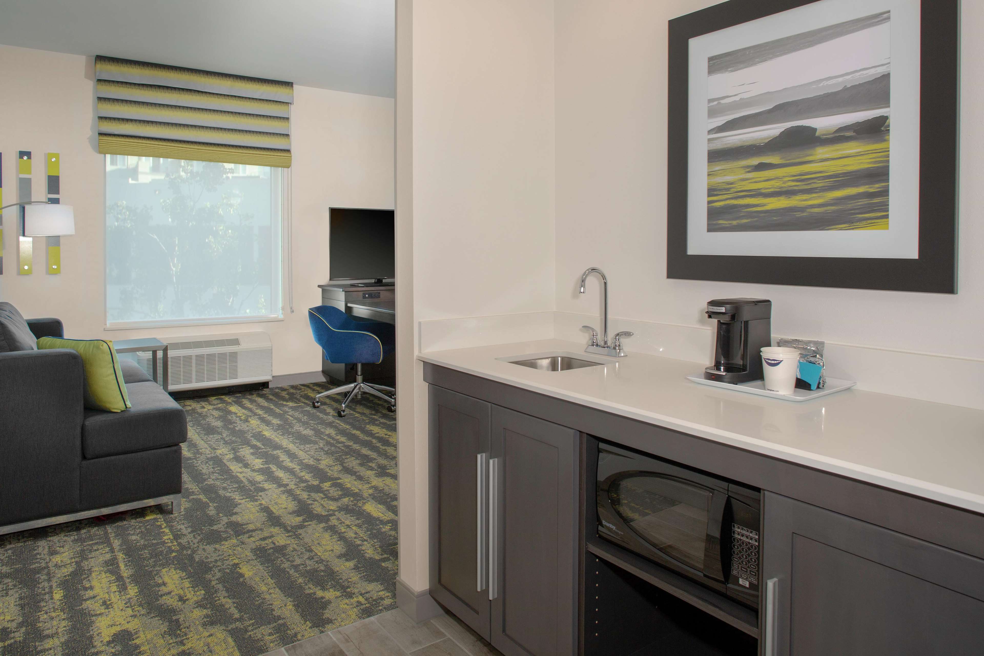 Hampton Inn & Suites Irvine-Orange County Airport Photo