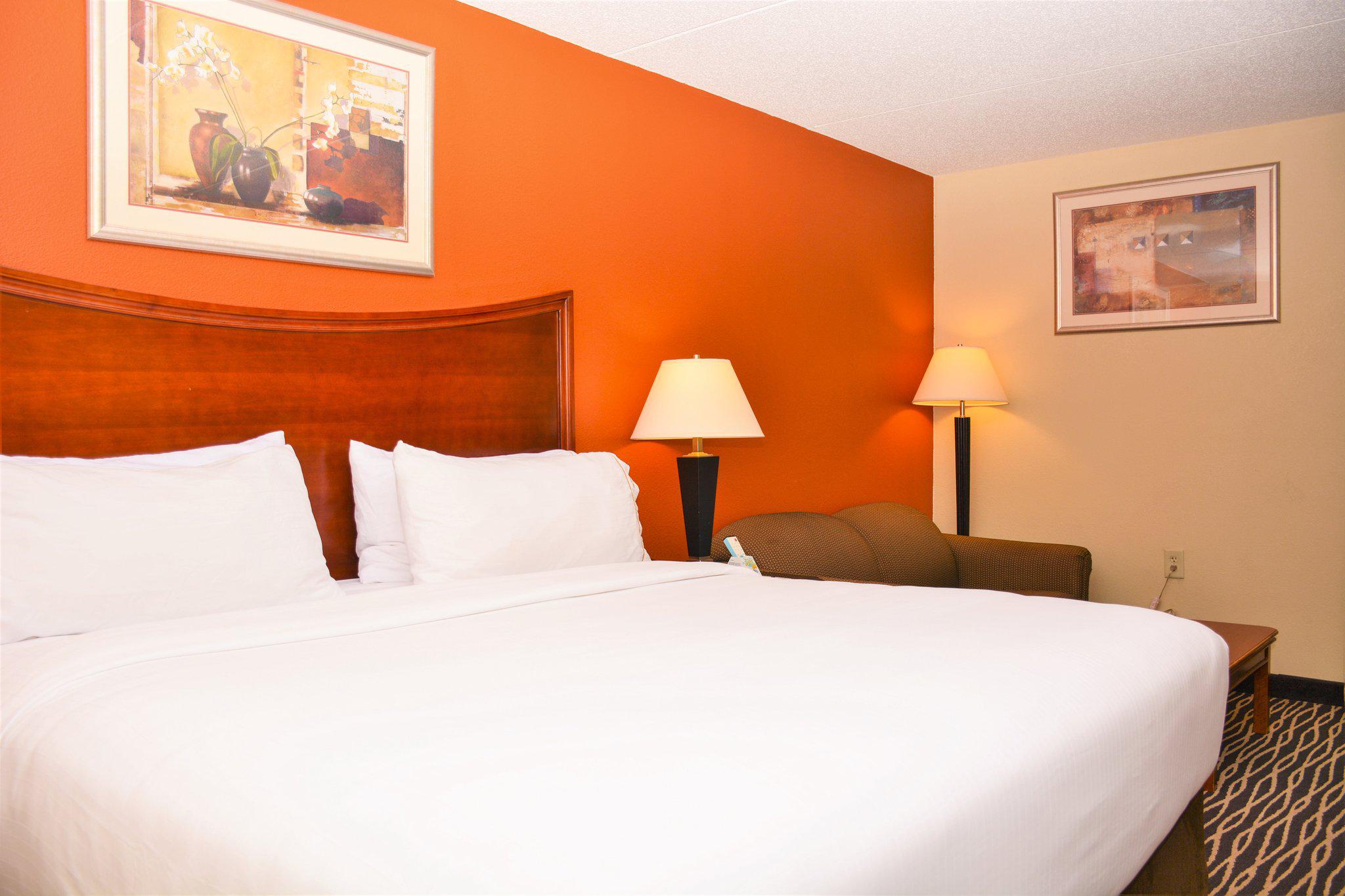 Holiday Inn Express & Suites Fayetteville-Ft. Bragg Photo