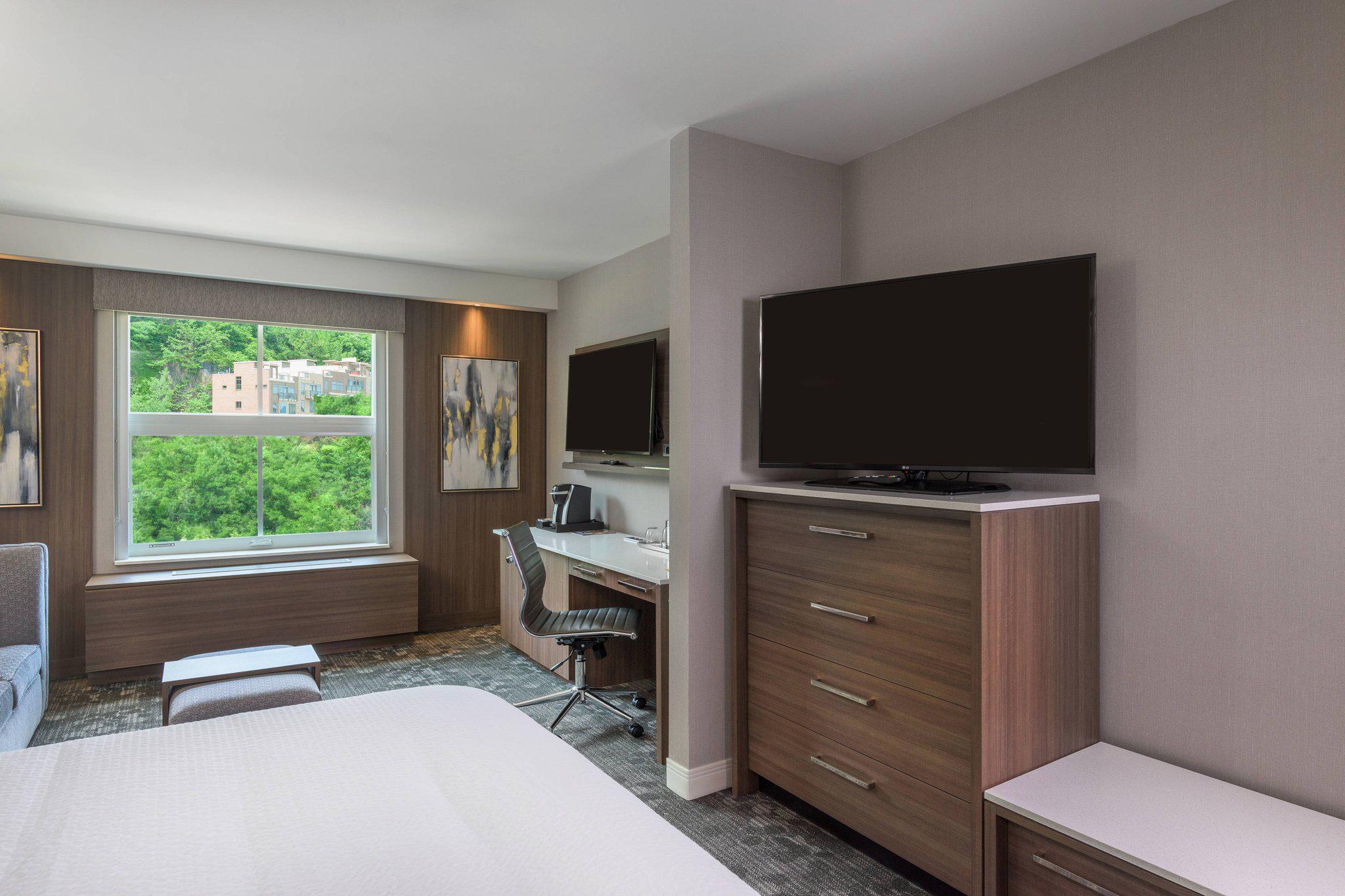 Courtyard by Marriott Edgewater NYC Area Photo