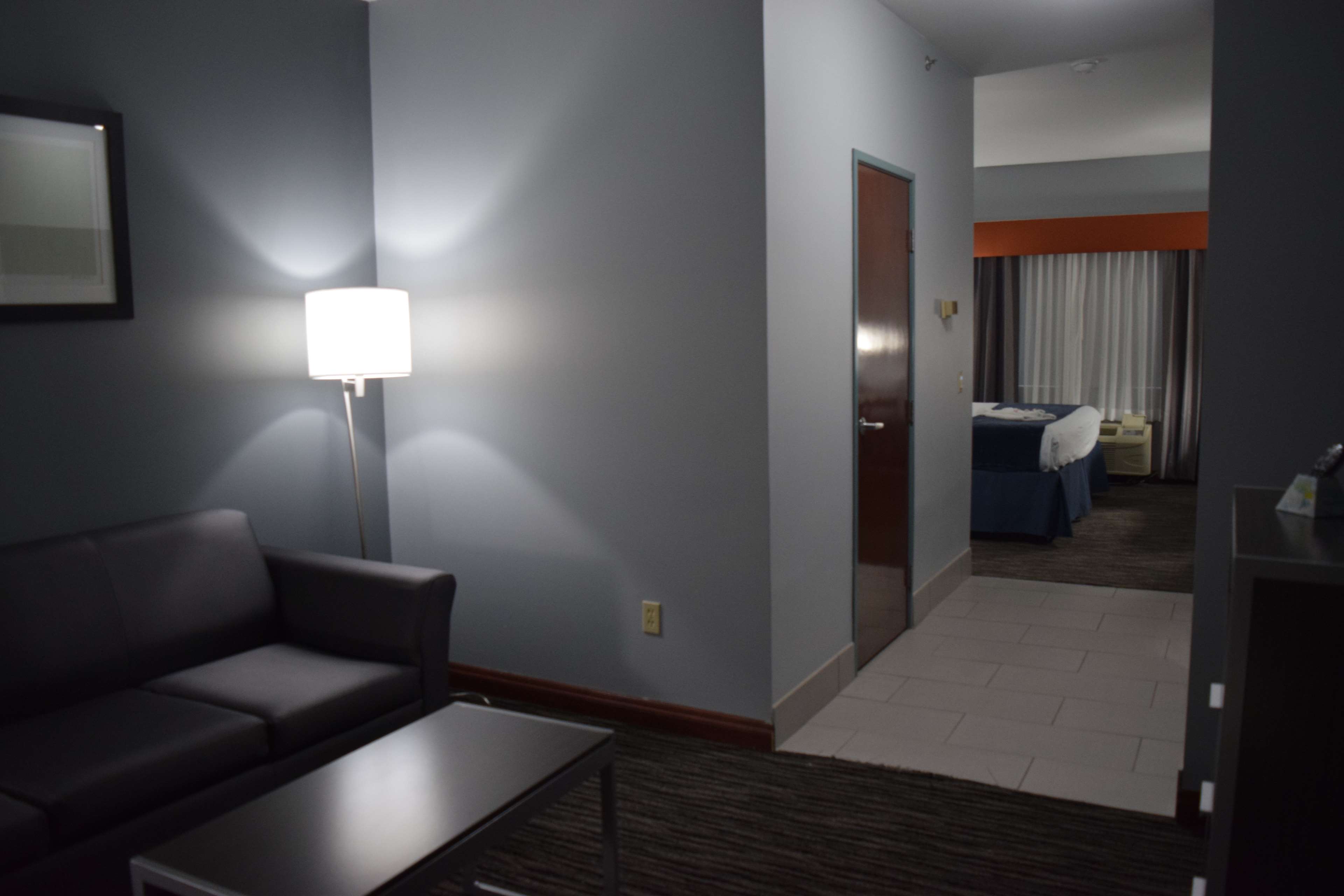 Best Western Inn & Suites Photo