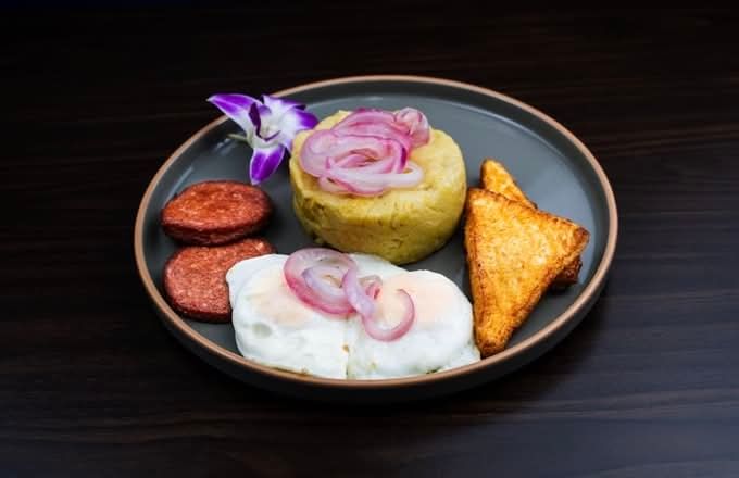 Tres Golpes Con 2 Queso, 2 Huevo Y 2 Salami / Three Strikes with 2 Cheese, 2 Egg & 2 Salami