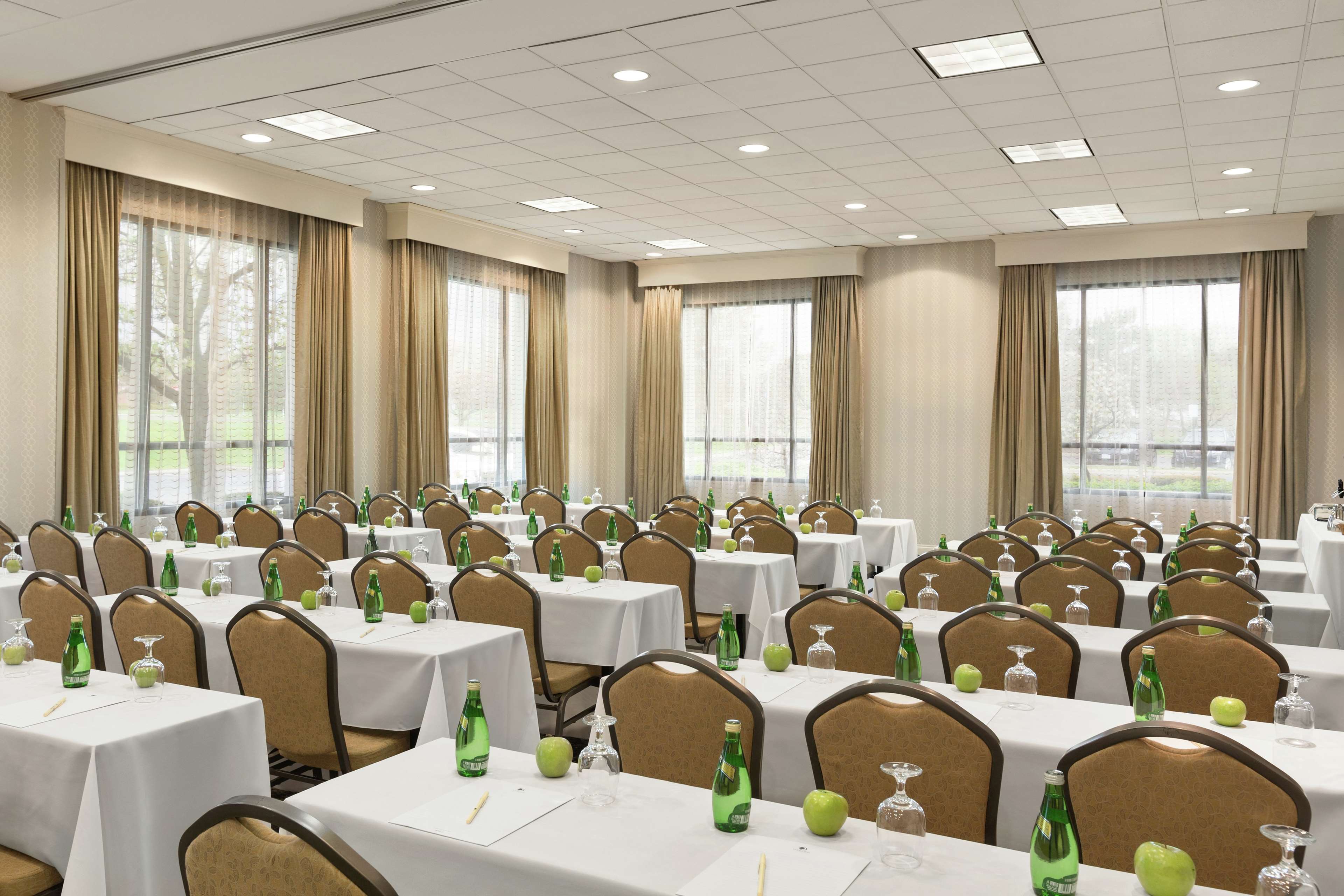 DoubleTree by Hilton Hotel Detroit - Novi Photo