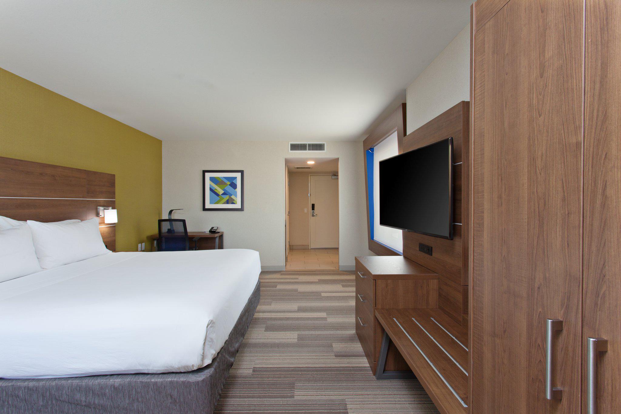 Holiday Inn Express & Suites Pasadena - Los Angeles Photo