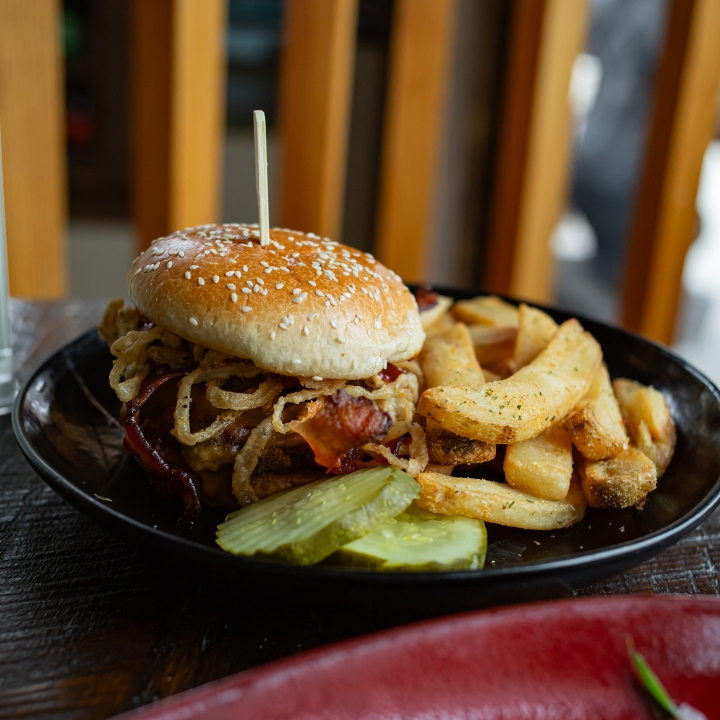 BUCK’S BBQ BACON BURGER