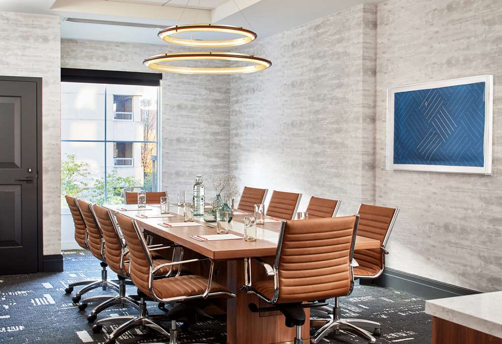 Cumberland House Knoxville, Tapestry Collection by Hilton Image