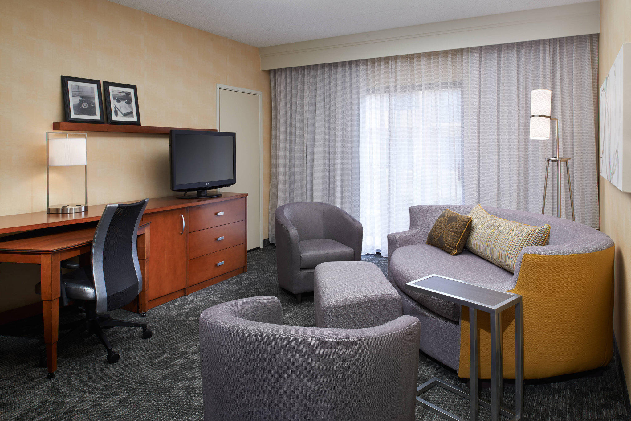 Courtyard by Marriott Detroit Dearborn Photo