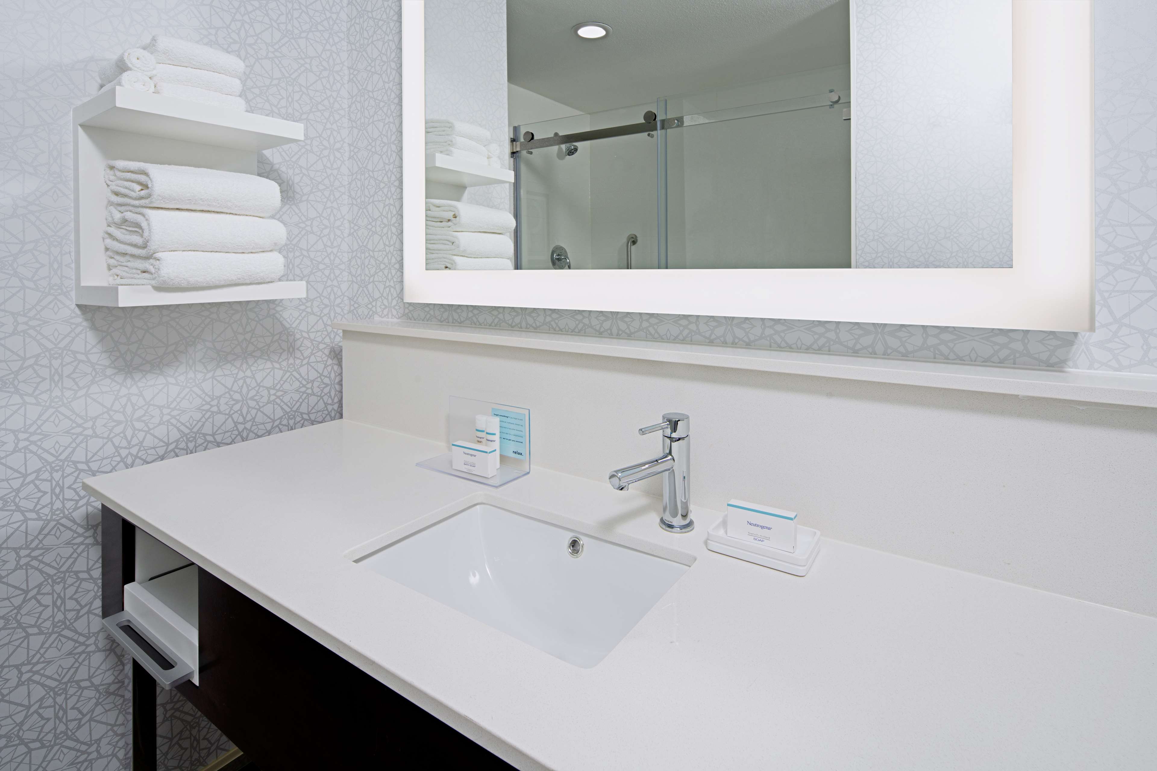 Guest room bath