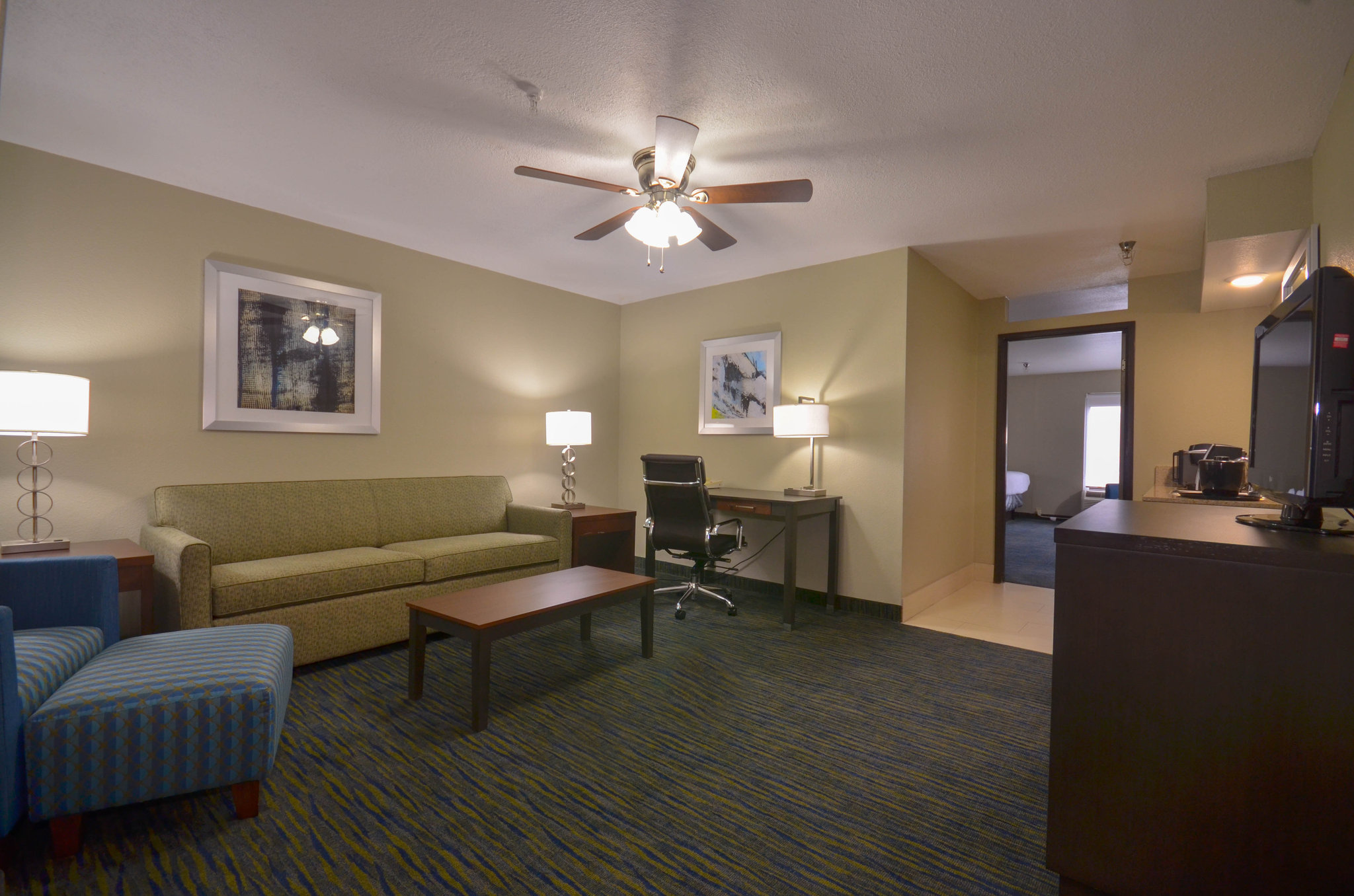 Holiday Inn Express & Suites Fayetteville-Univ of AR Area by IHG Image