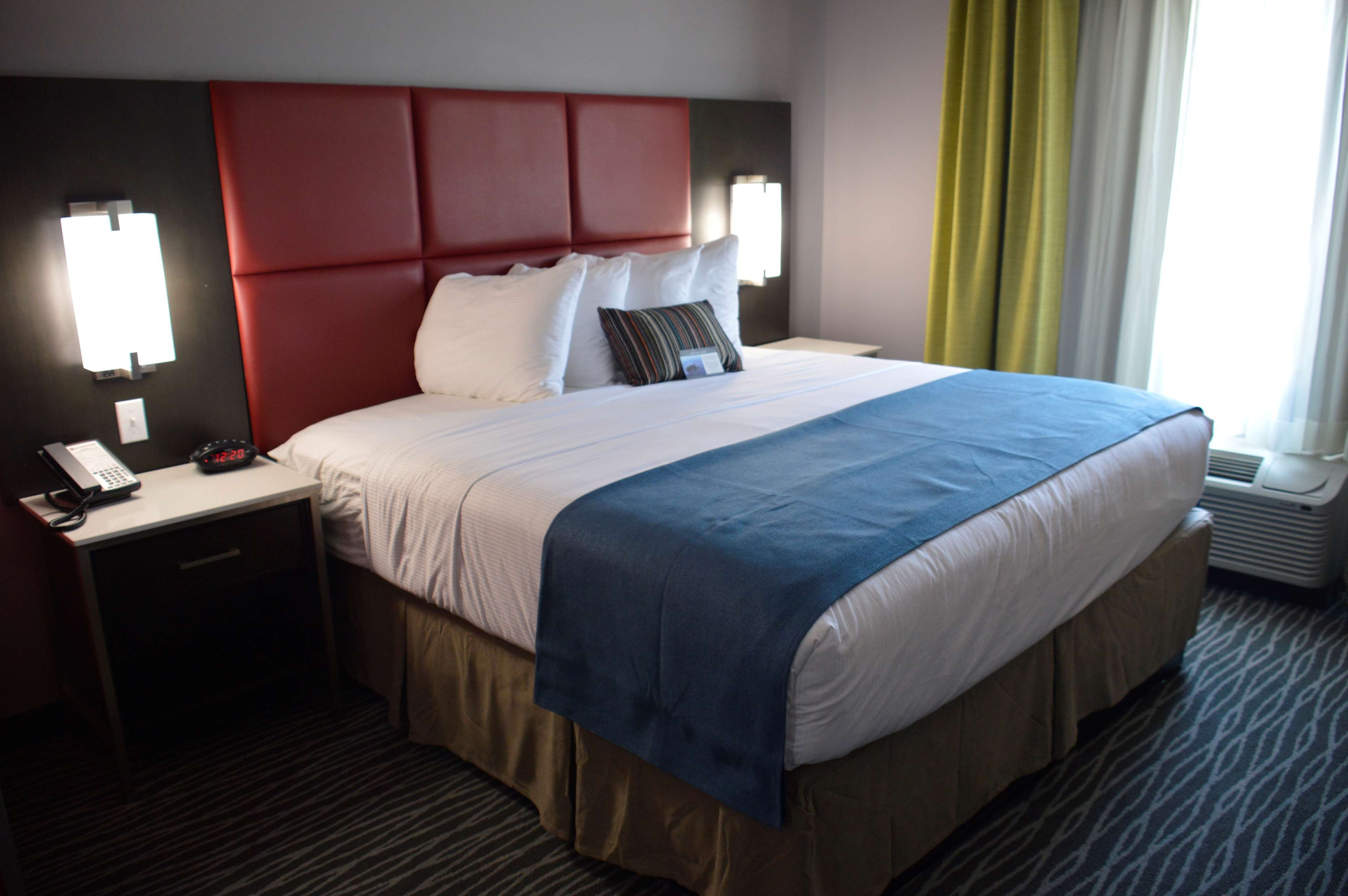 Best Western Plus Airport Inn & Suites Photo