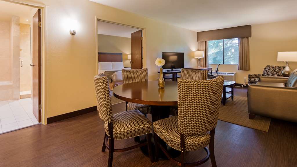 Best Western Plus Plaza by the Green Image