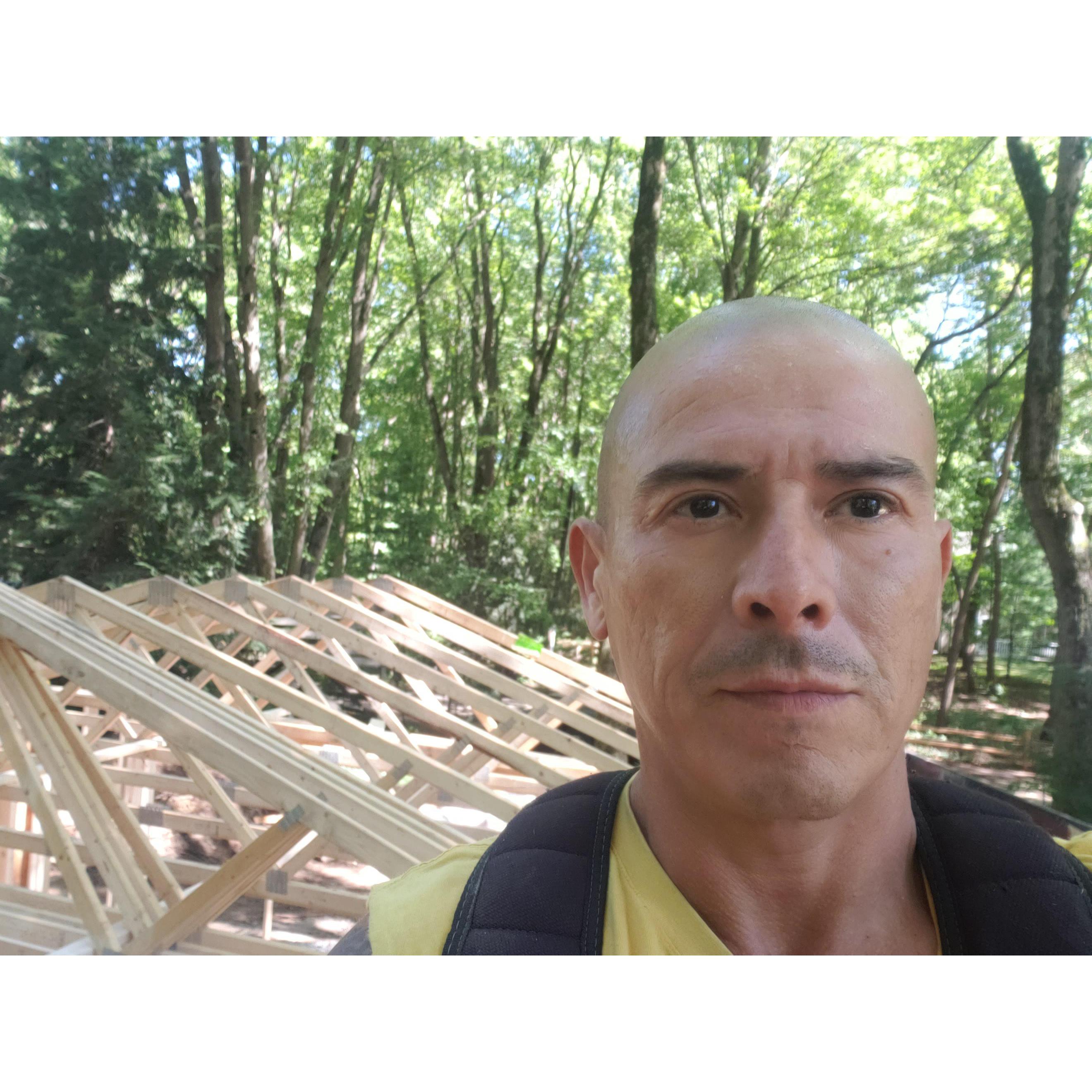 Reyna Construction Logo