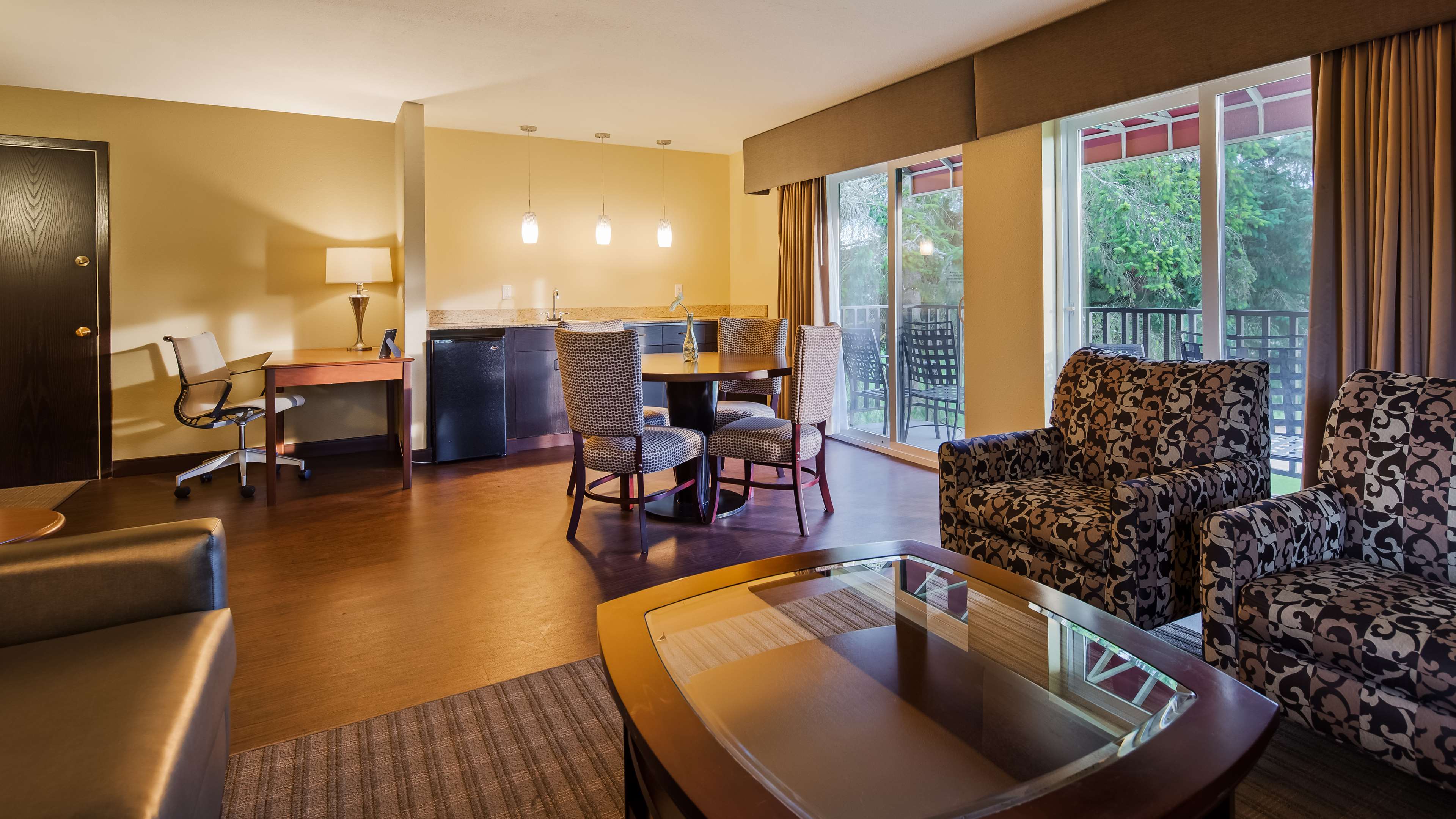 Best Western Plus Plaza by the Green Photo