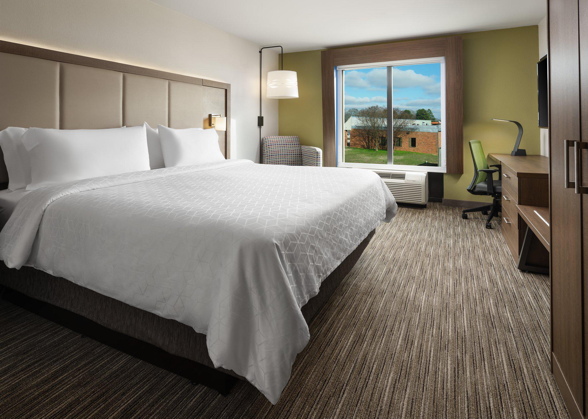 Holiday Inn Express & Suites Olive Branch Photo