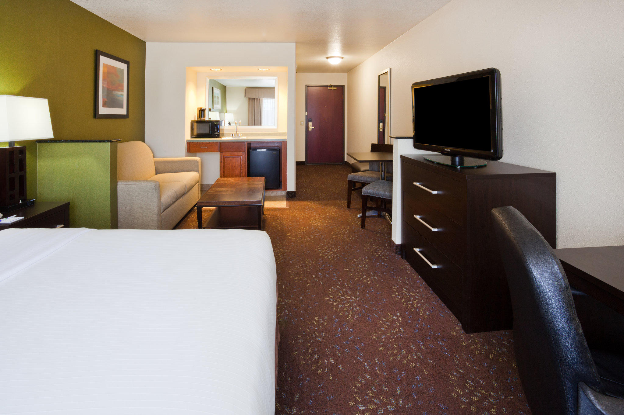 Holiday Inn Express & Suites Aberdeen Photo