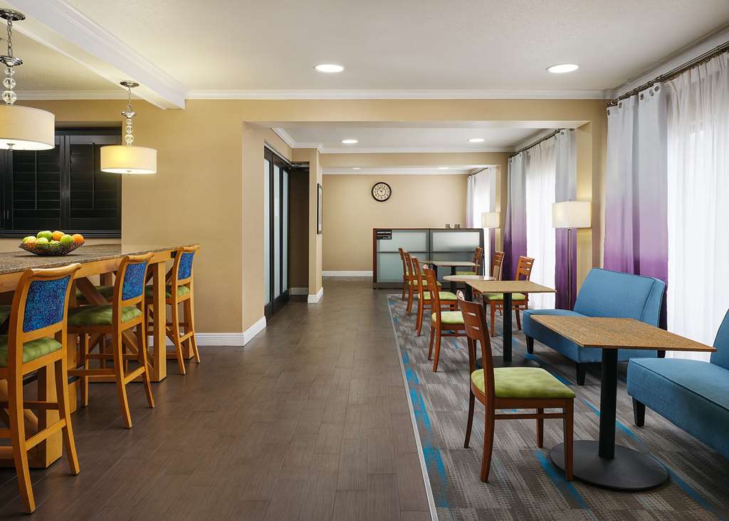 Hampton Inn Covington Image