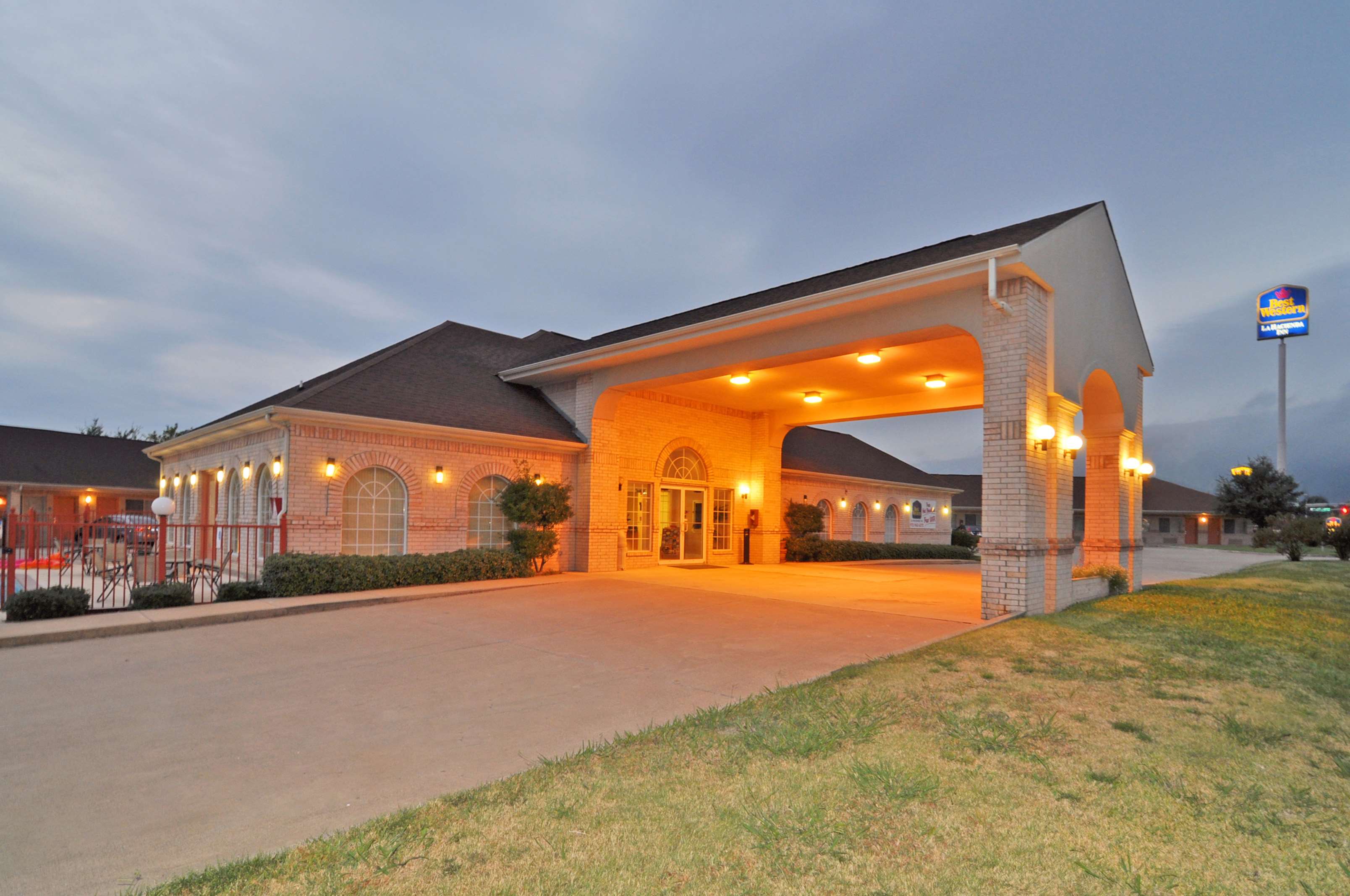 Best Western La Hacienda Inn in Kaufman, TX (972) 9626...