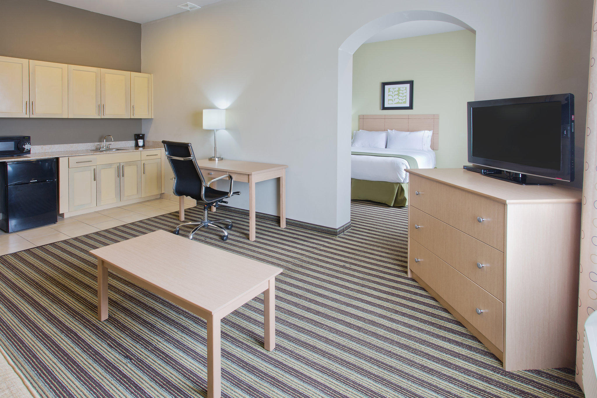 Holiday Inn Express & Suites Alvarado Photo