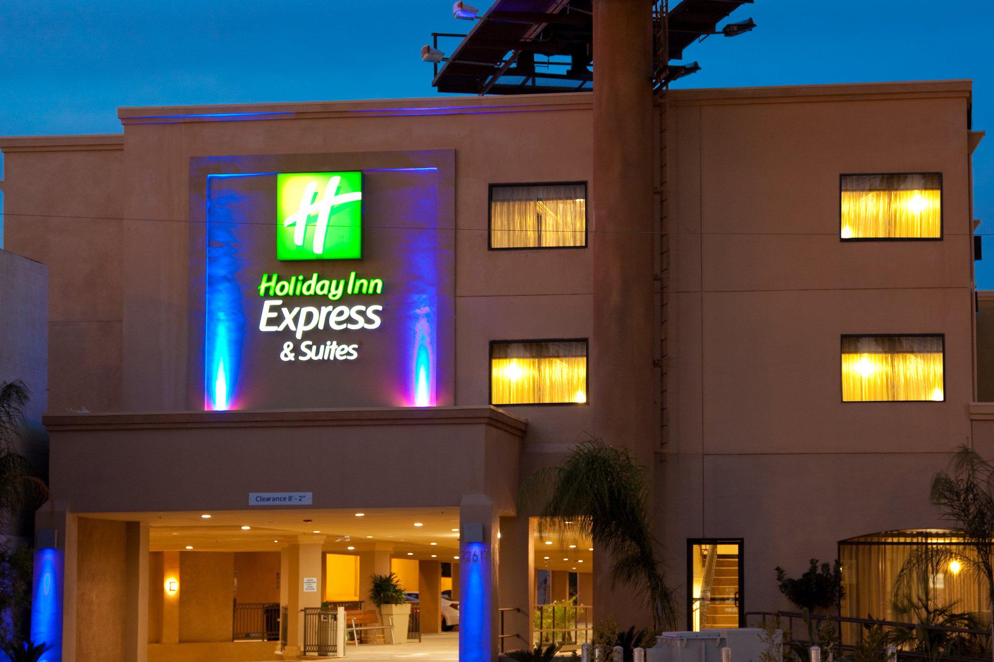 Holiday Inn Express & Suites Woodland Hills Photo