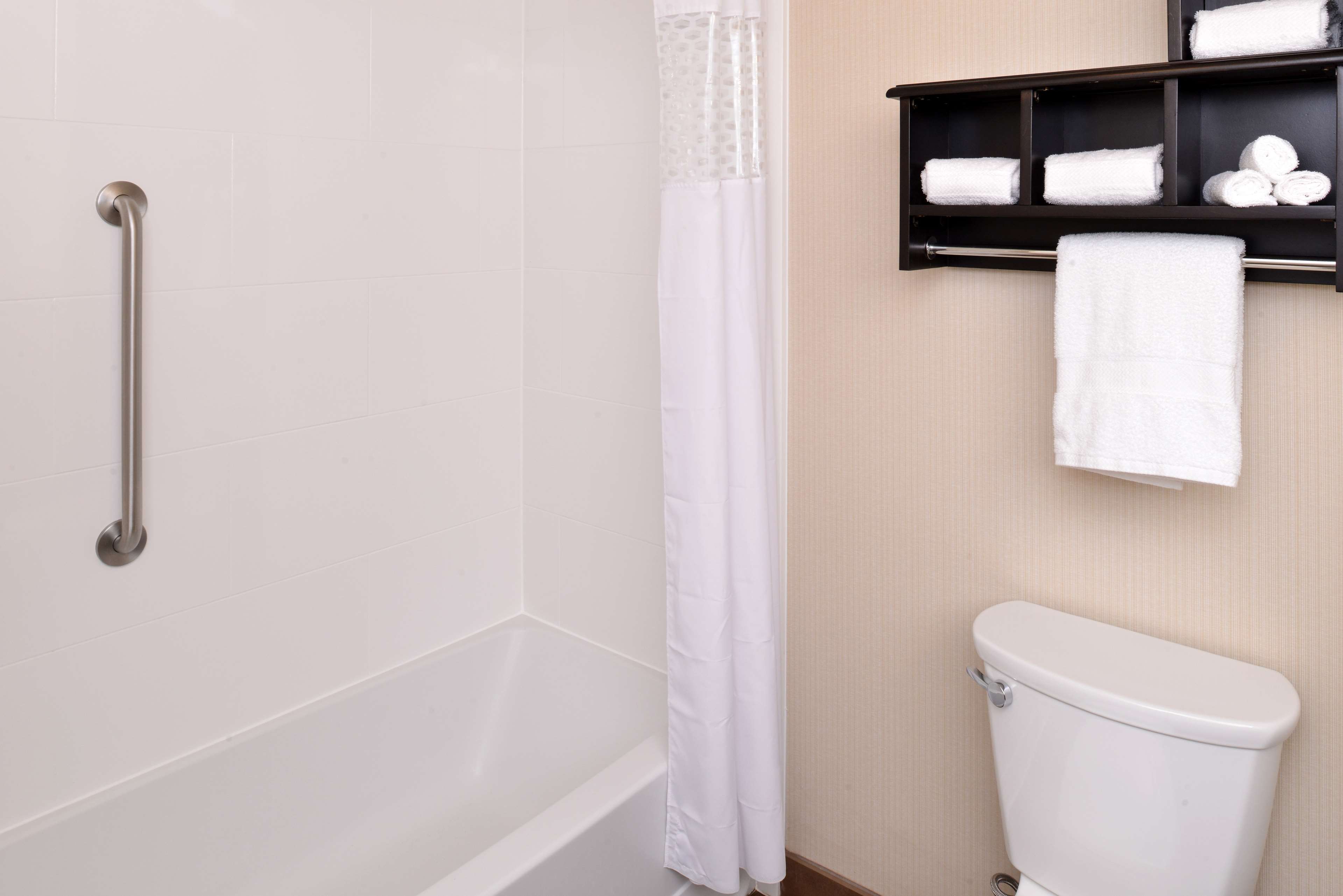 Guest room bath