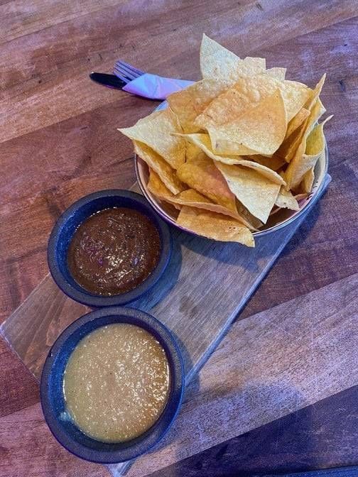 Molcajete Sauce 8 oz (Red) & Chips