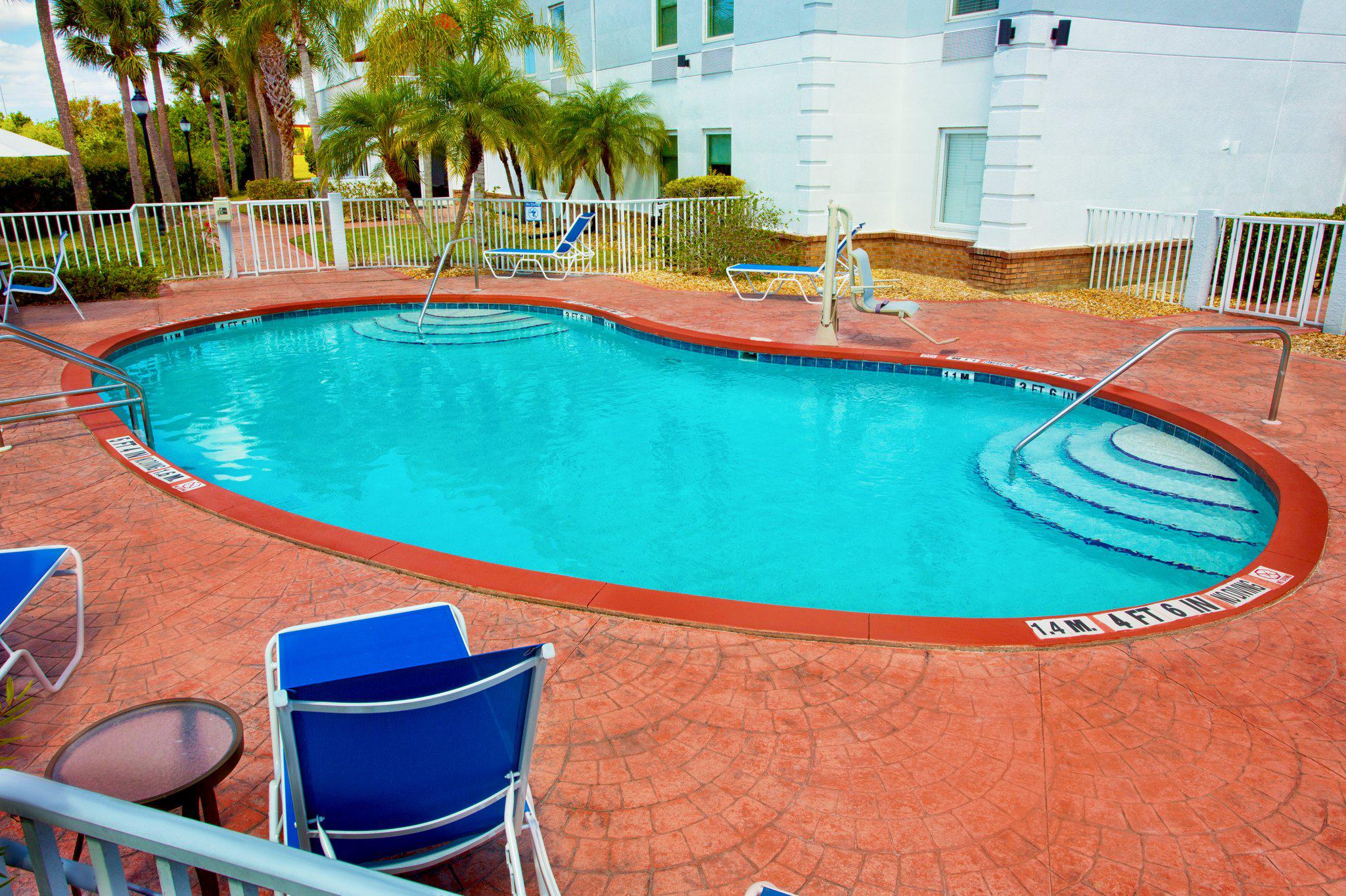 Holiday Inn Express & Suites Port Charlotte Photo