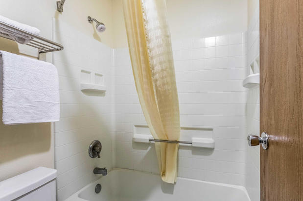 Images Econo Lodge Inn & Suites
