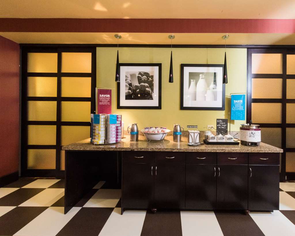 Hampton Inn & Suites Woodstock, VA Image