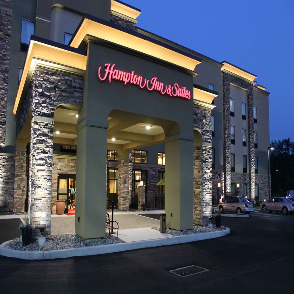 Hampton Inn &amp; Suites Stroudsburg Pocono Mountains Logo