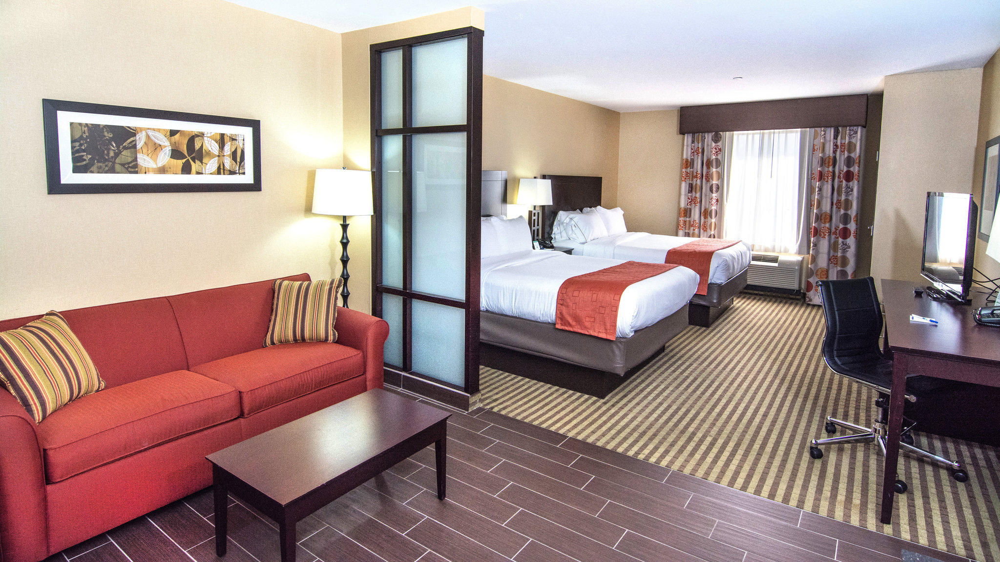 Holiday Inn Express & Suites Elkton - University Area Photo