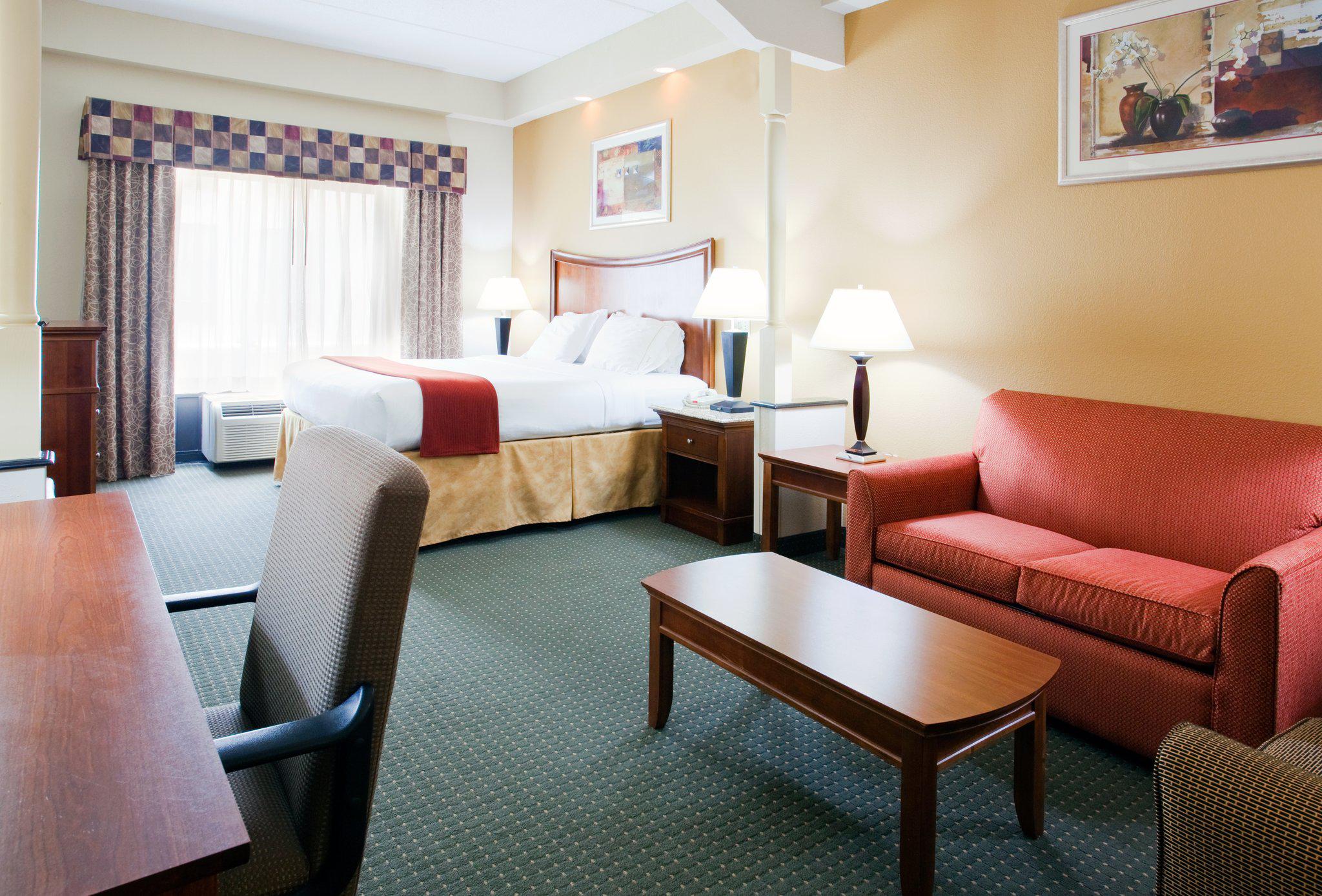 Holiday Inn Express & Suites Fayetteville-Ft. Bragg Photo