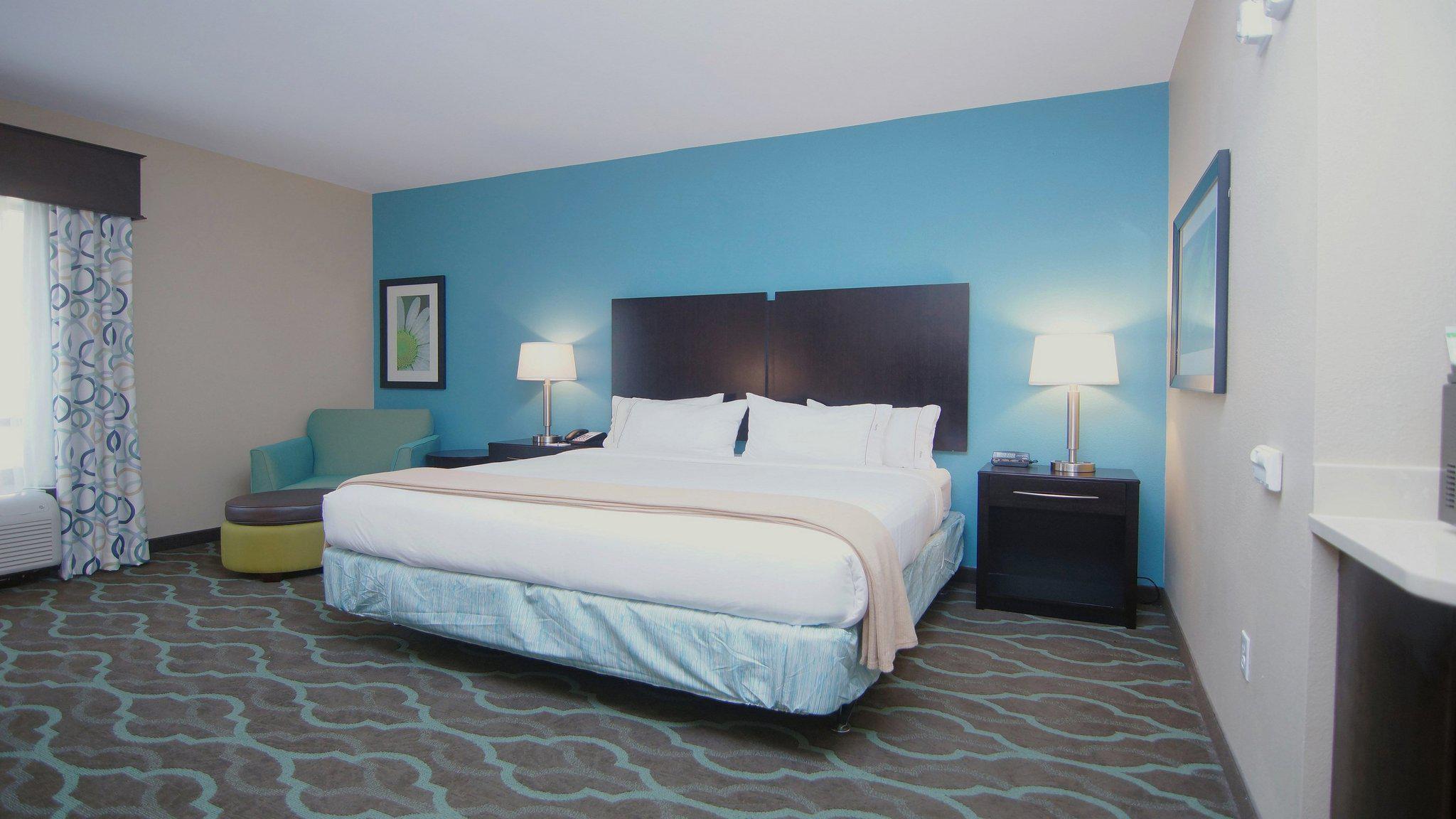 Holiday Inn Express & Suites Cuero Photo