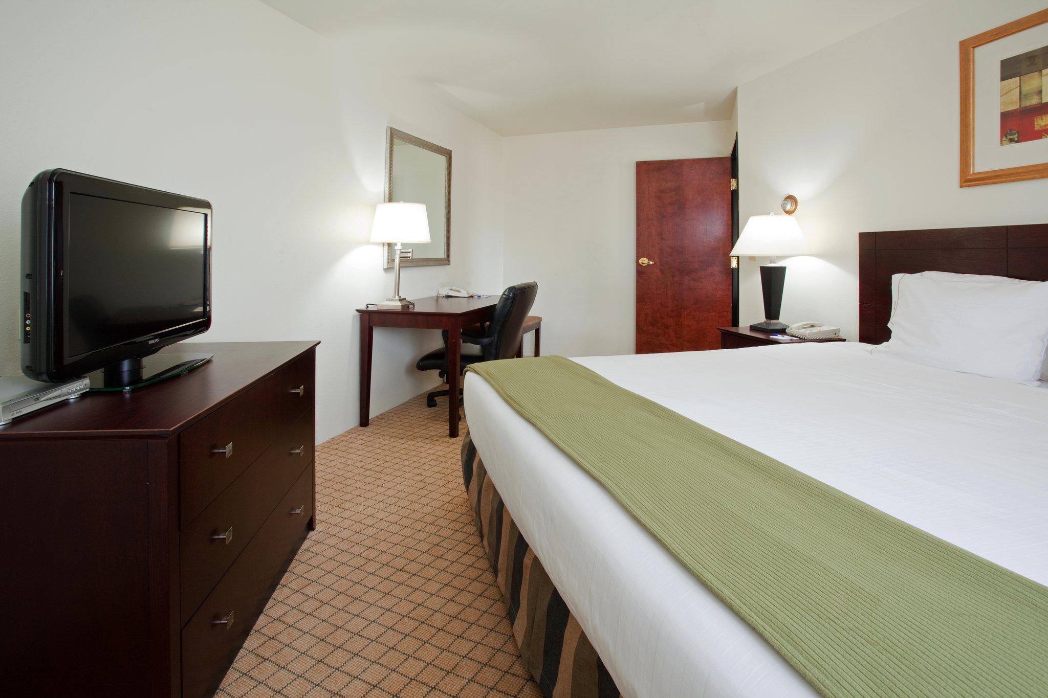 Holiday Inn Express & Suites Colorado Springs Airport Photo