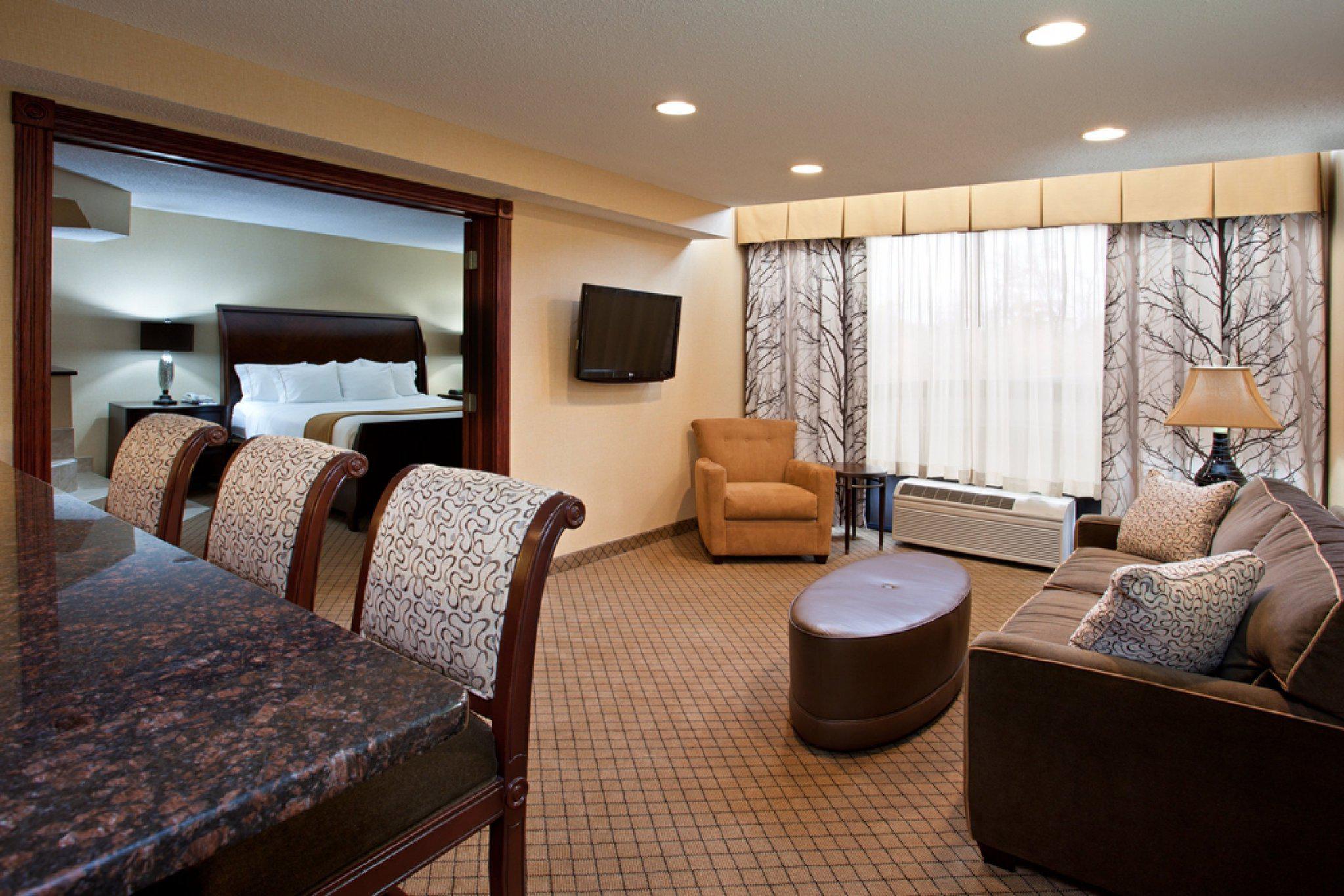 Holiday Inn Express & Suites Wadsworth Photo