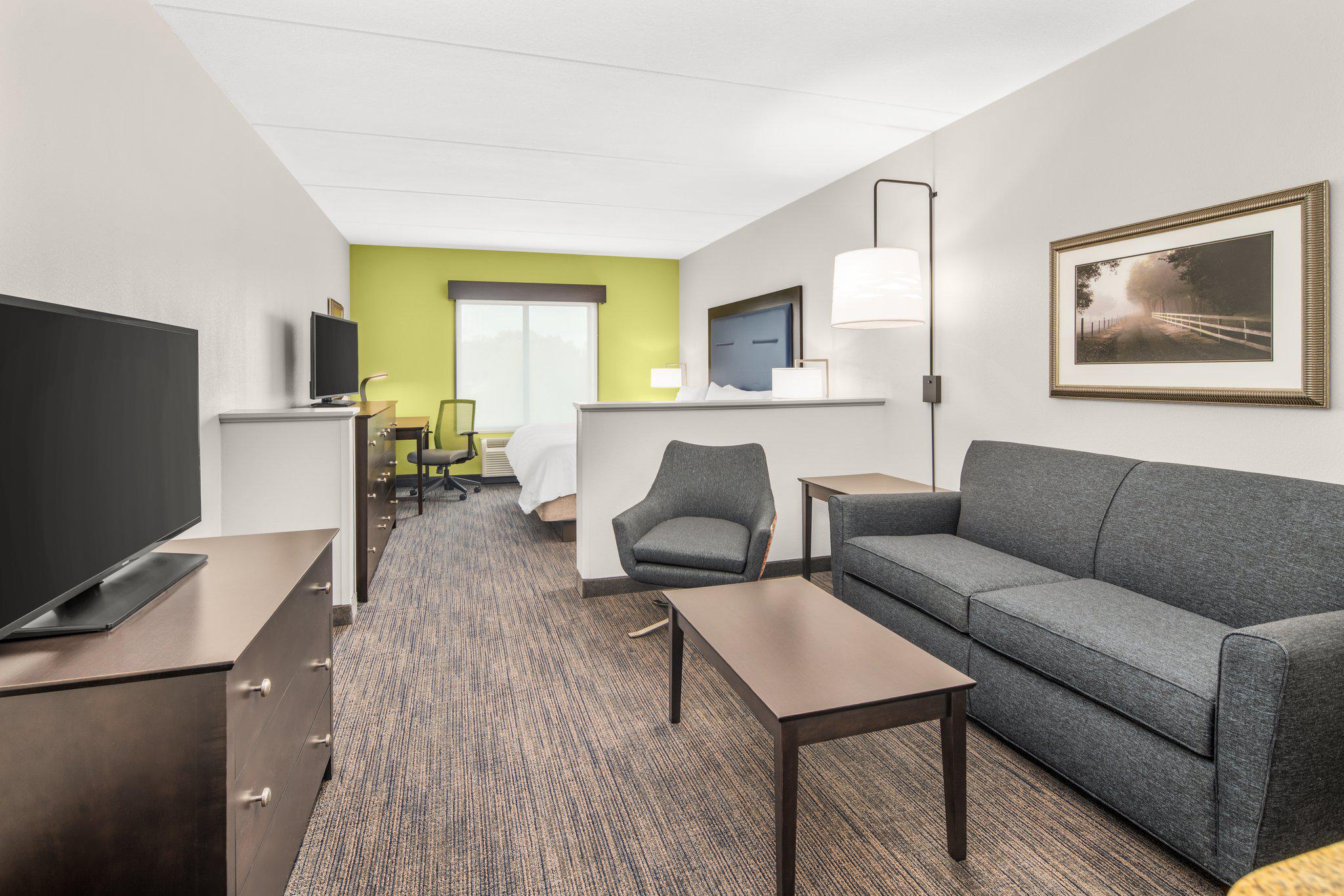 Holiday Inn Express & Suites Wilmington-Newark Photo