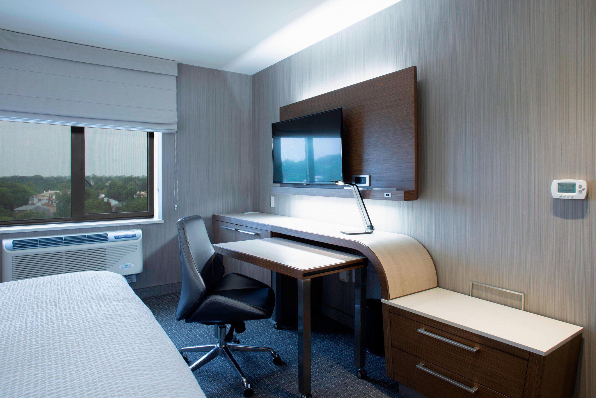 Courtyard by Marriott New York Queens/Fresh Meadows Photo