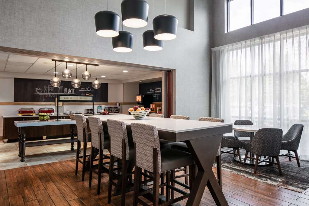 Hampton Inn & Suites by Hilton West Bend Image