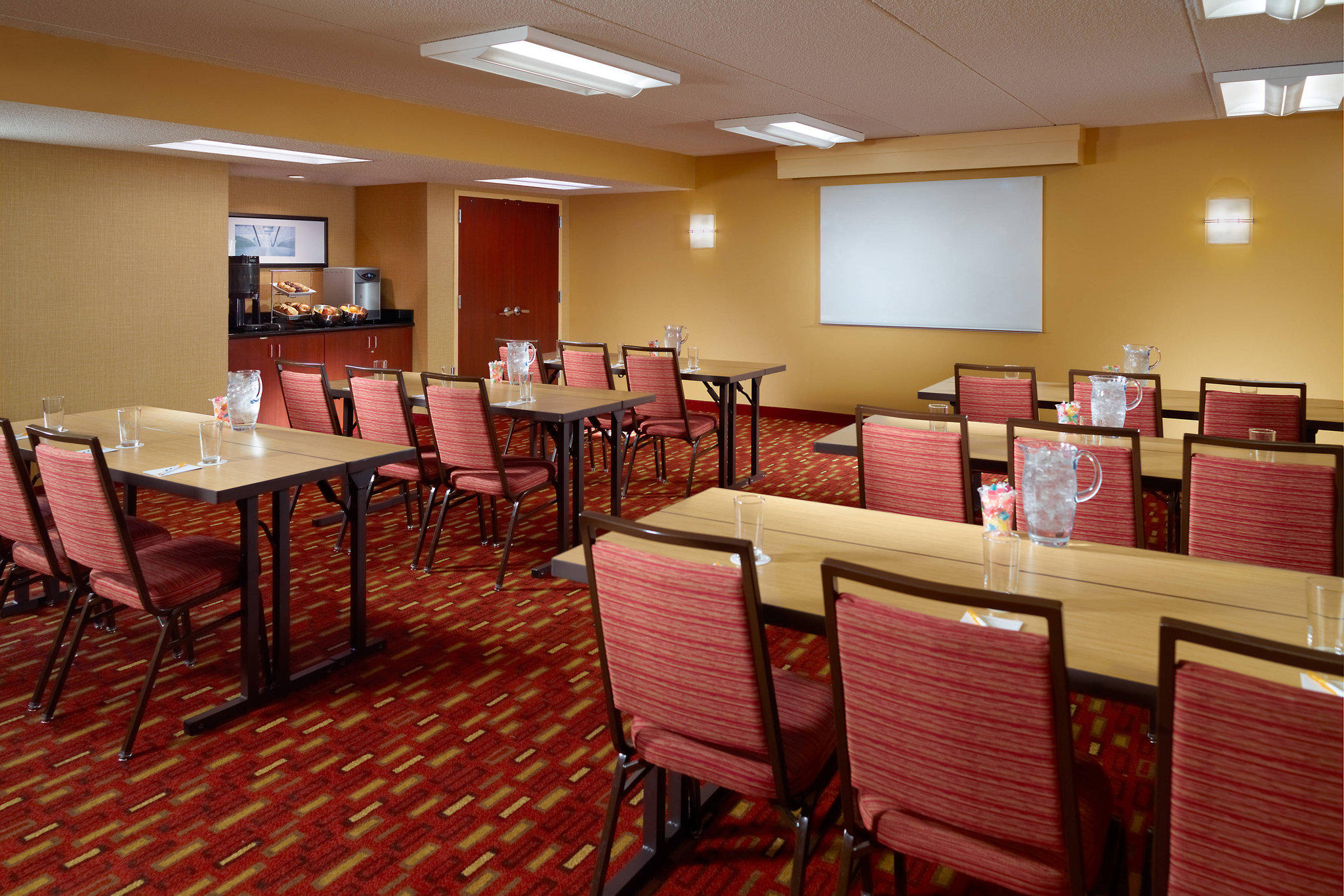 Courtyard by Marriott Atlanta Airport South/Sullivan Road Photo