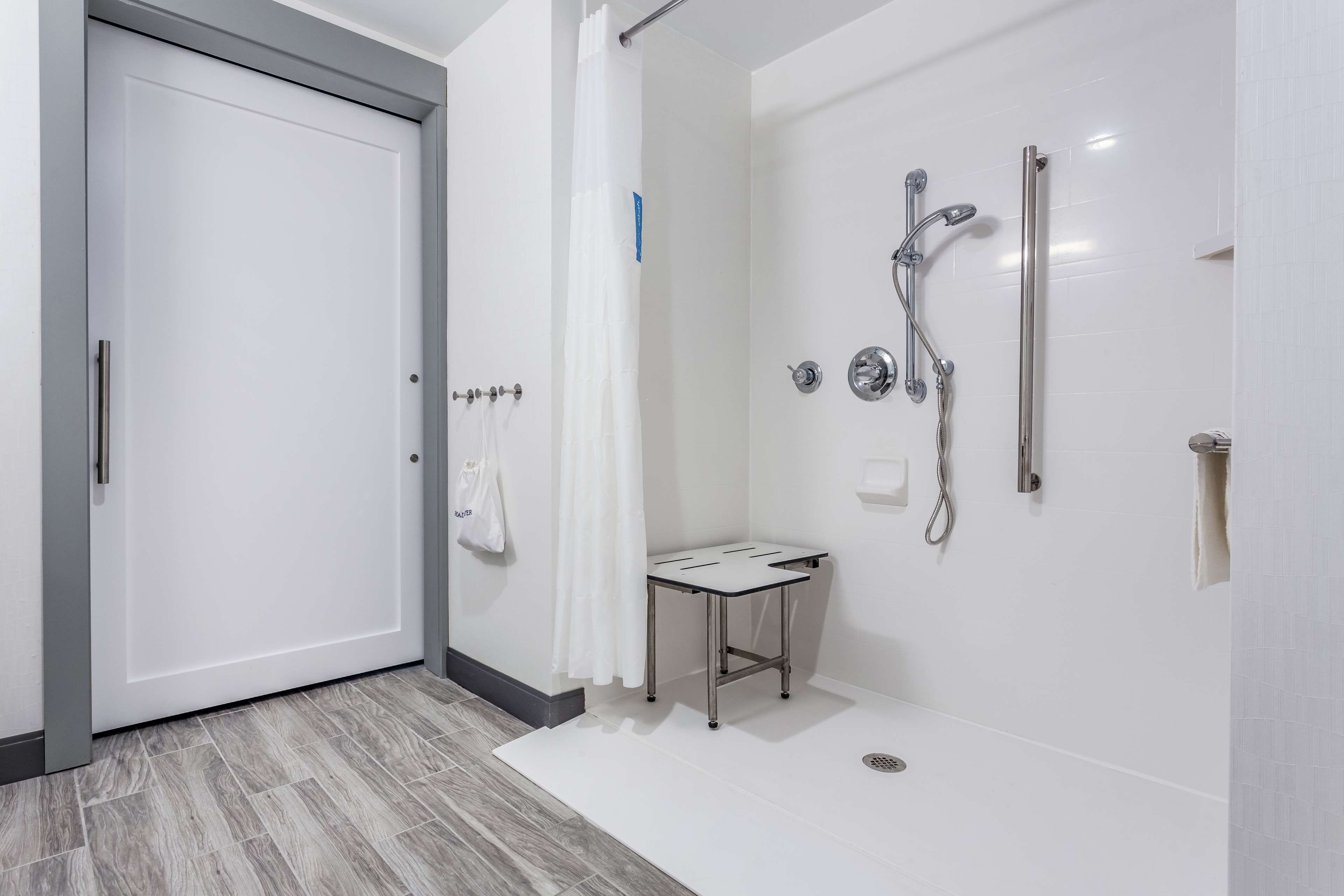 Guest room bath