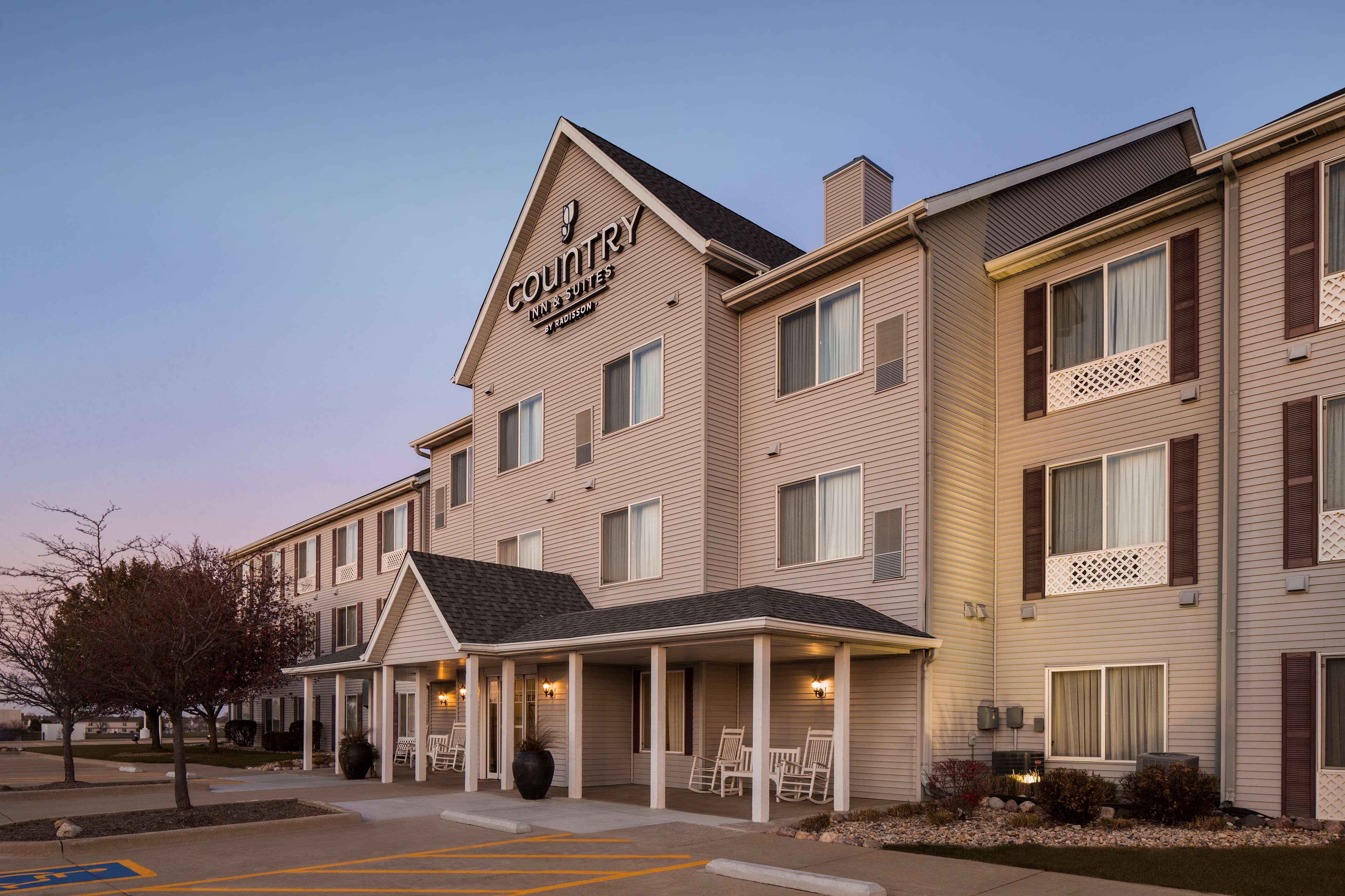 Country Inn & Suites by Radisson, Bloomington-Normal Airport, IL Photo