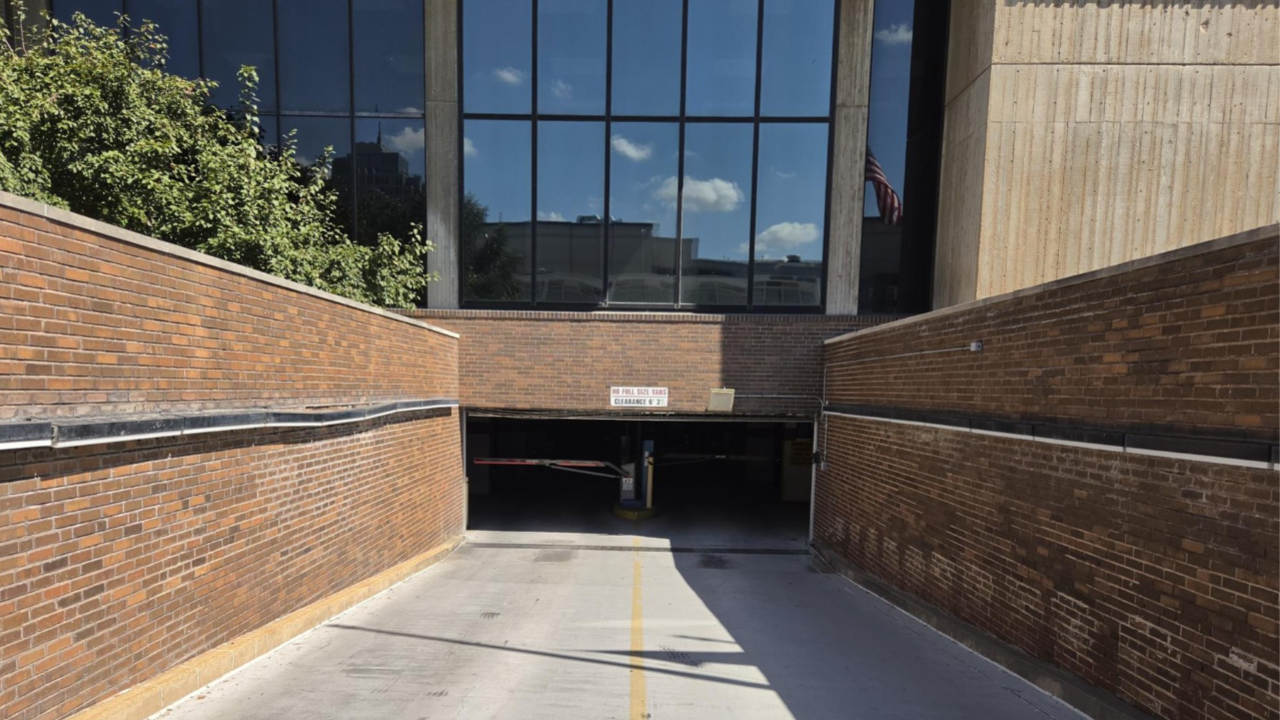 LAZ Parking - 4625 Lindell Garage