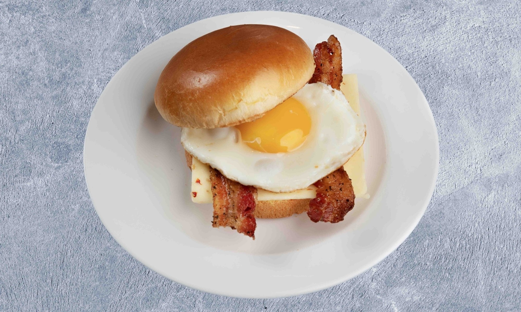 Huevos con tocineta & Pepperjack Brioche