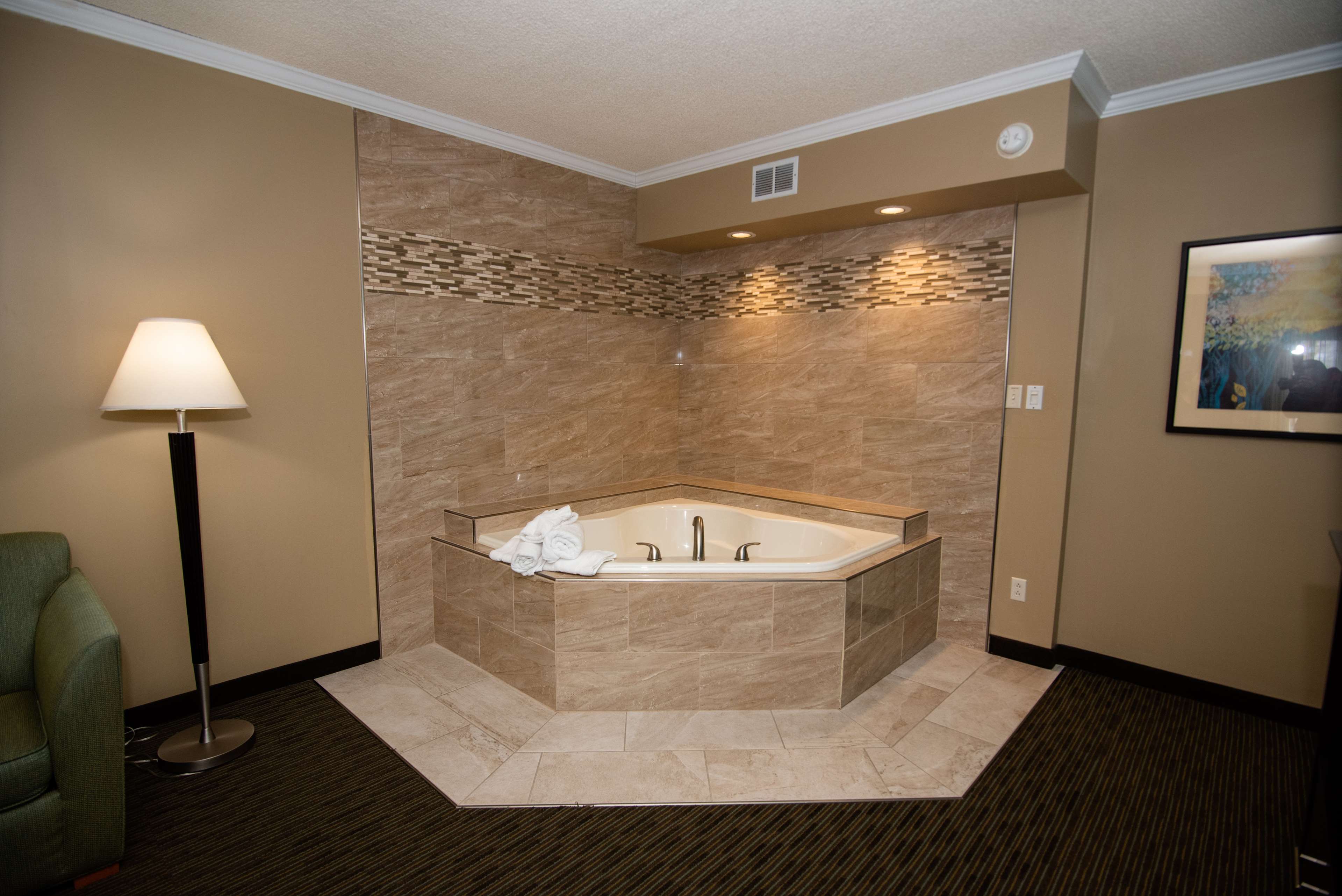 Queen Suite with Jetted Tub