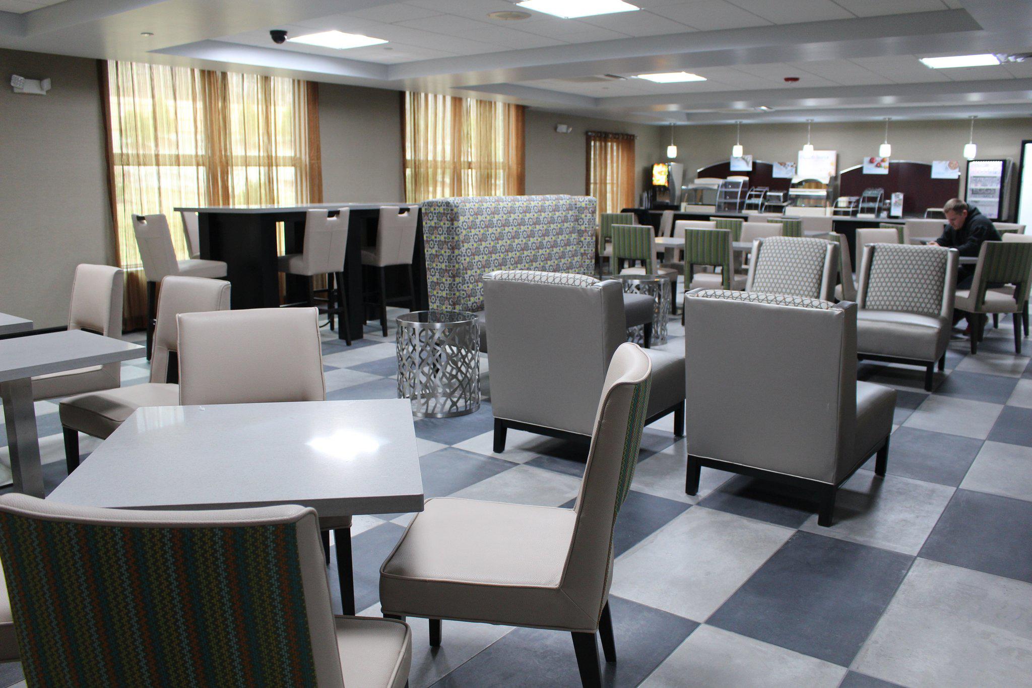 Holiday Inn Express & Suites Shawnee-Kansas City West Photo