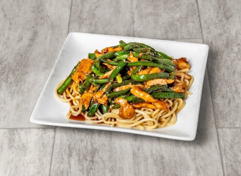 Chicken lo mein with string beans / 鸡肉四季豆捞面