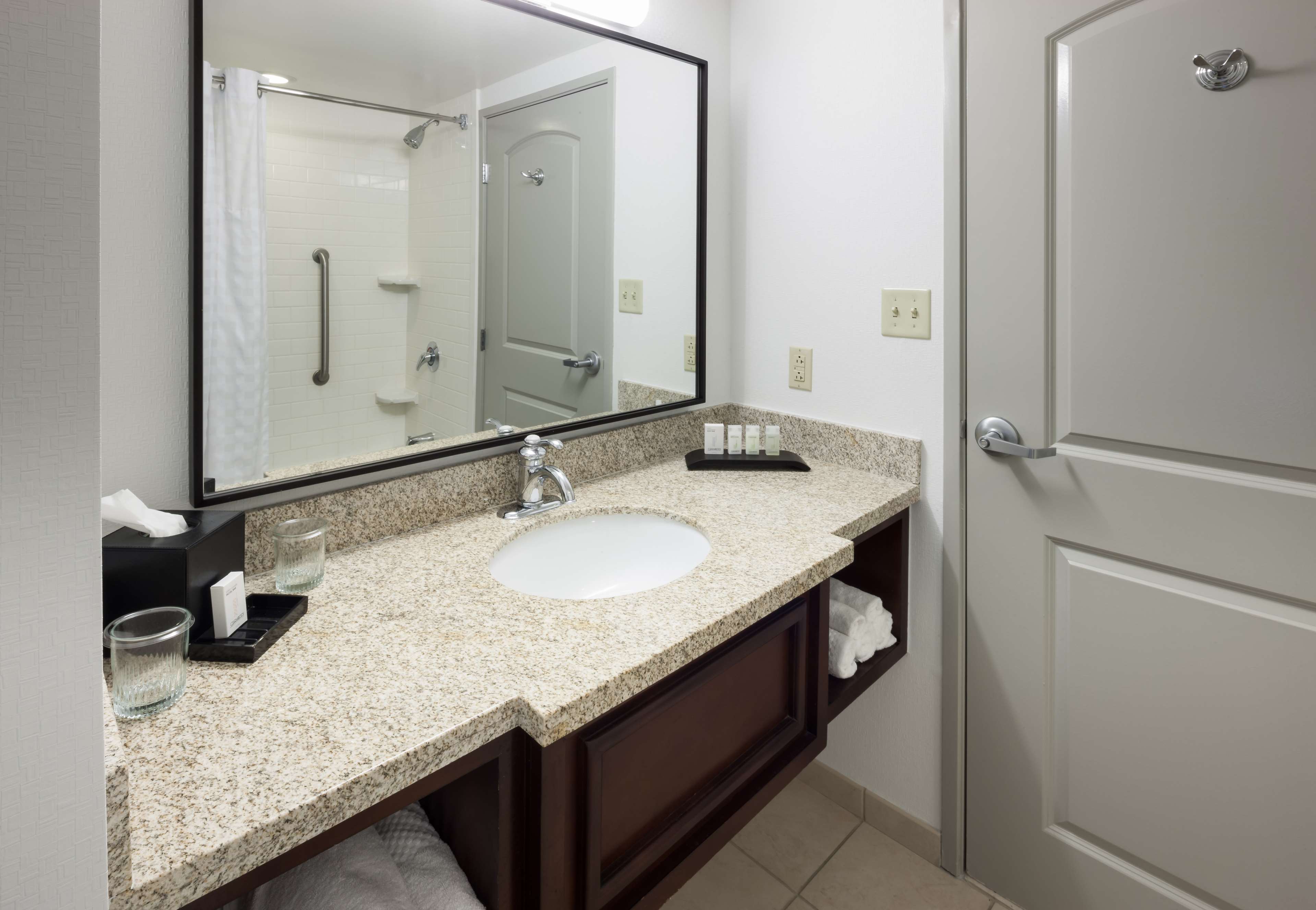 Guest room bath