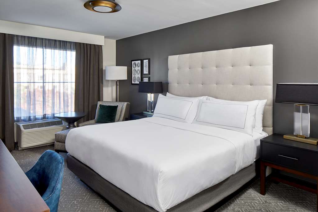 Cumberland House Knoxville, Tapestry Collection by Hilton Image