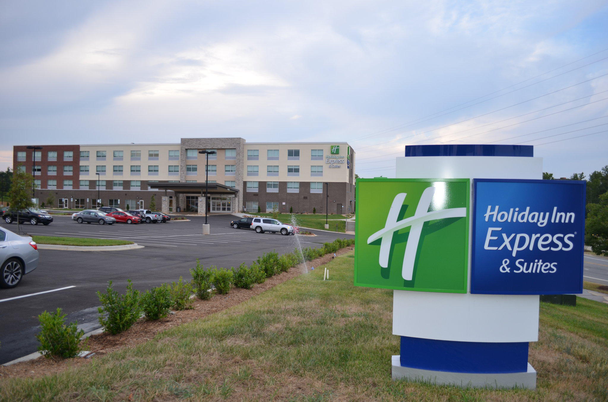 Holiday Inn Express & Suites Charlotte NE - University Area Photo