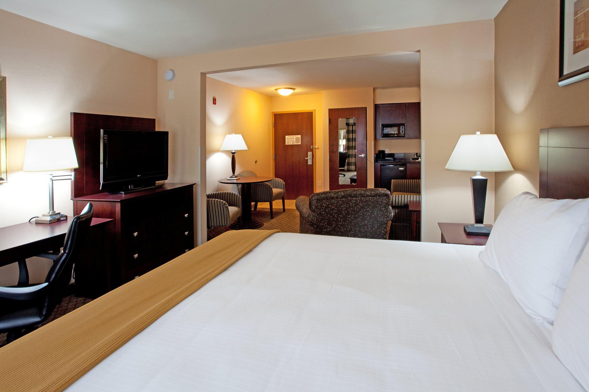 Holiday Inn Express & Suites Lavonia Photo